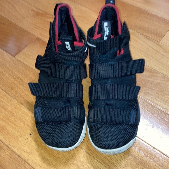 LeBron basketball sneakers - Picture 1 of 3